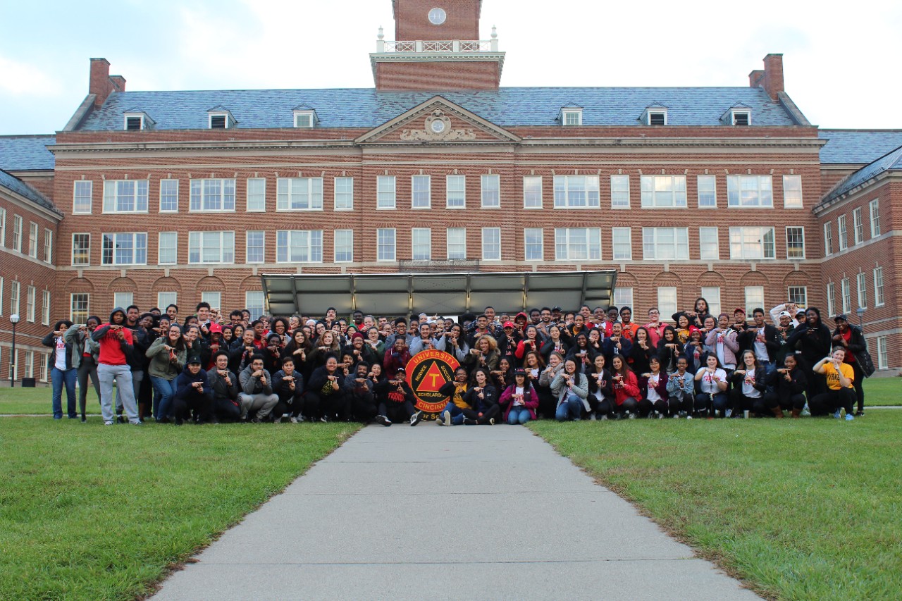 2017-2018 All Turner Scholars Program group photo taken before 2017 Into the Streets service event