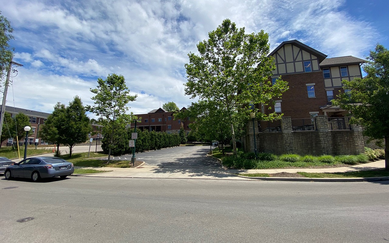 Entrance to Stratford Heights parking lot 2