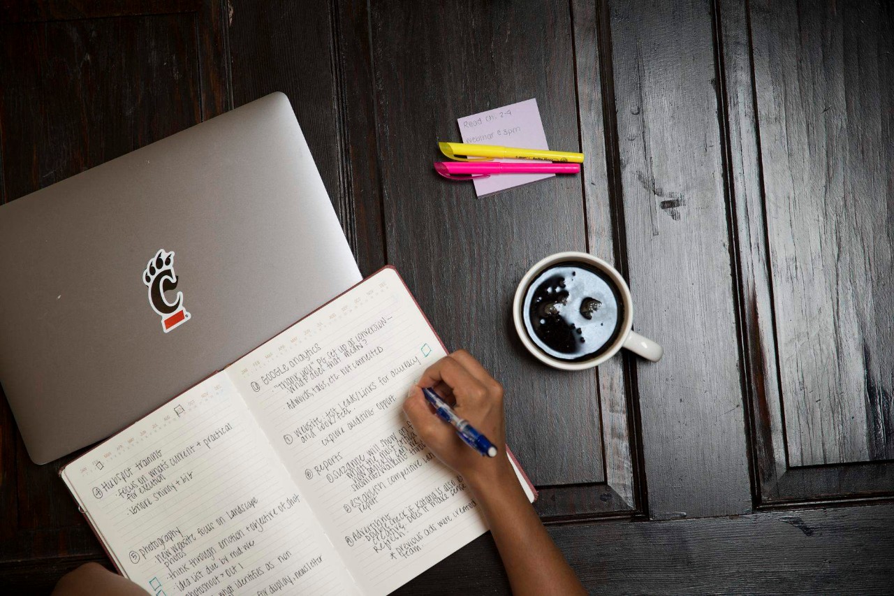 Students working online in Hyde Perk coffee shop