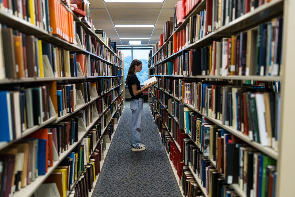 Student in library thinking about changing major after applying to college