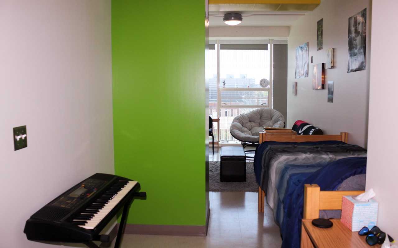 Bed and keyboard in Scioto Hall single room