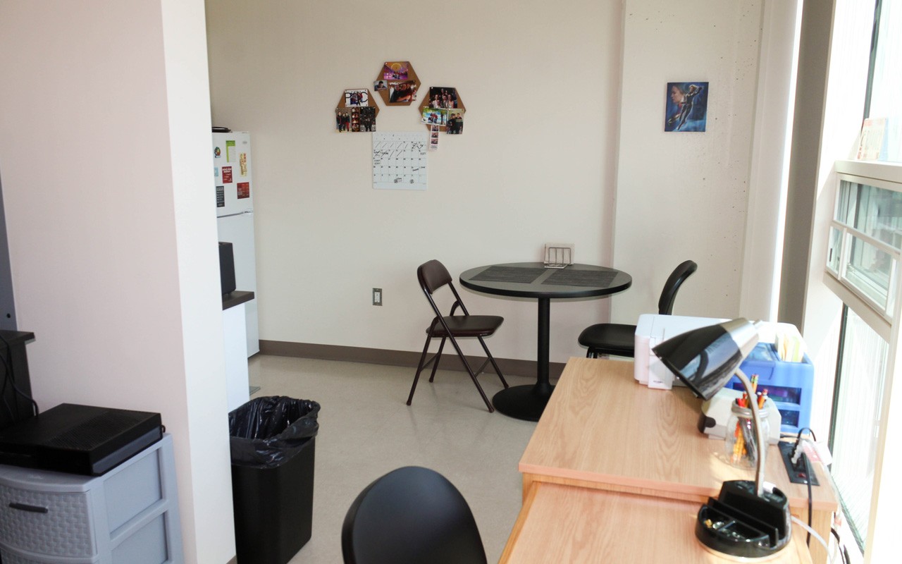 Desks and kitchen area in Scioto Hall single
