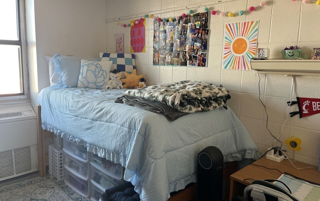 Bunk bed at right with 2 desks across aisle