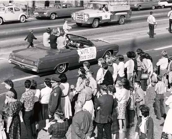 Black and white photo of 1967 Homecoming parade