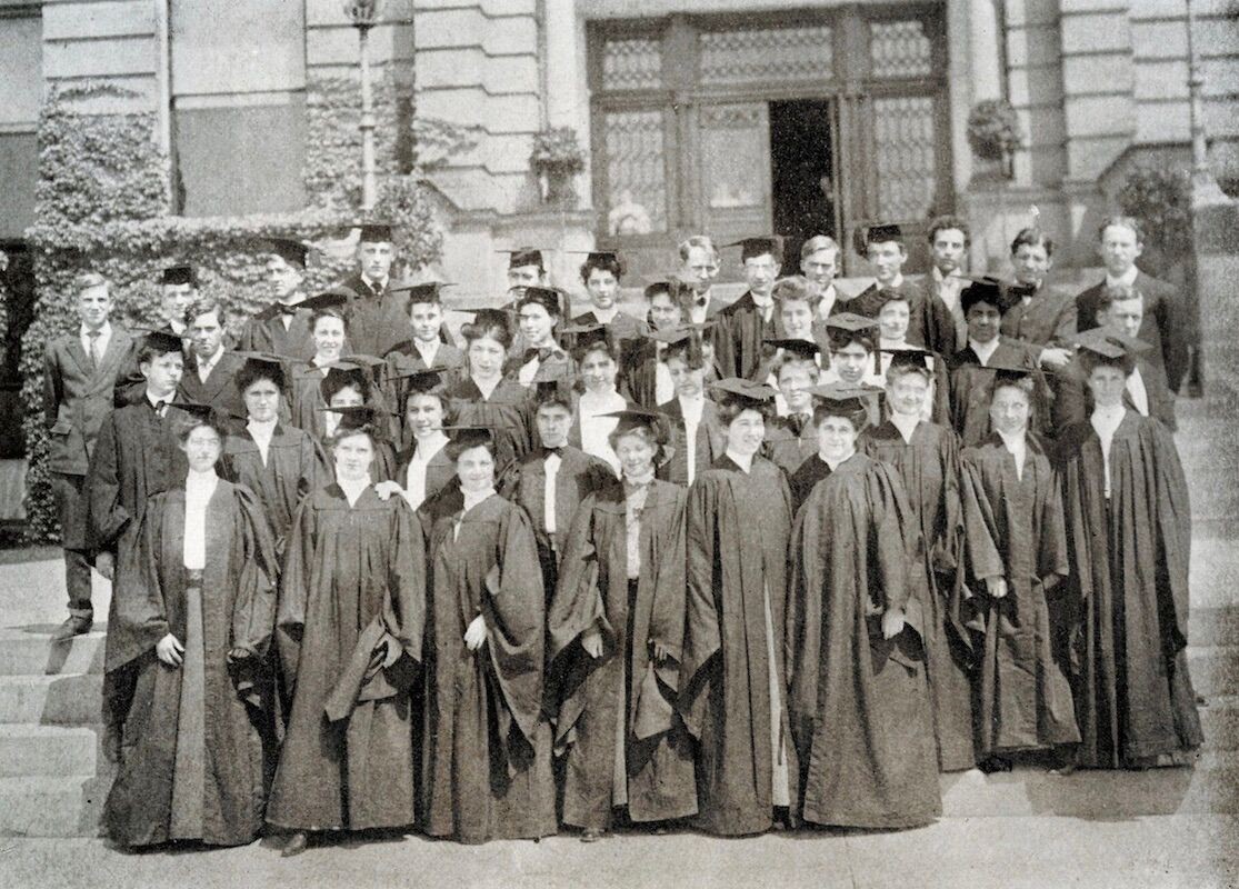 1900s grads in caps and gowns