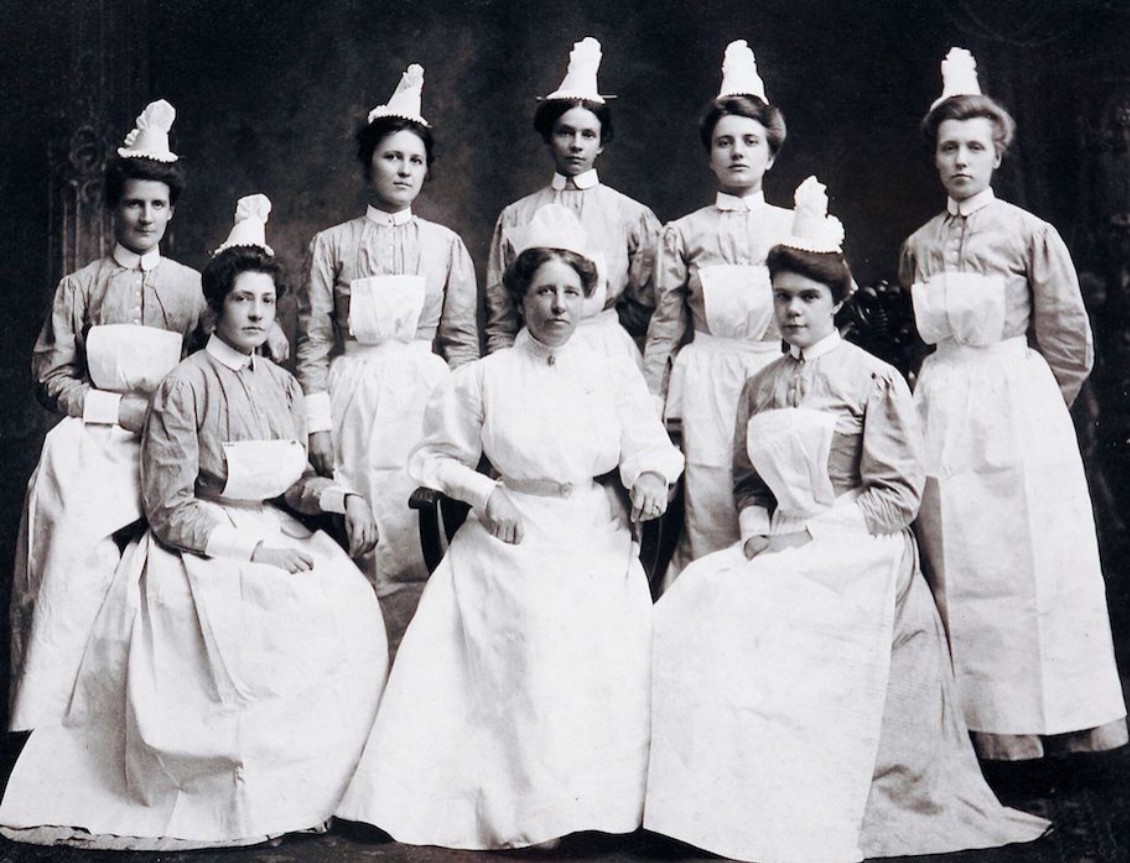 Eight women nurses dressed in medical attire from UC's College of Nursing in 1916