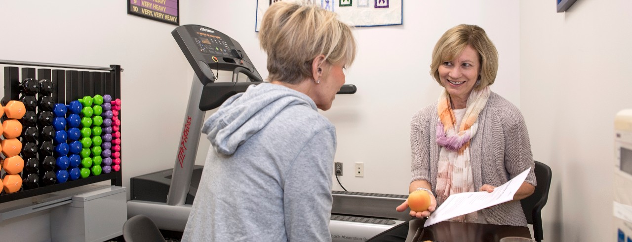 Cancer survivor talks to a nutritional expert.