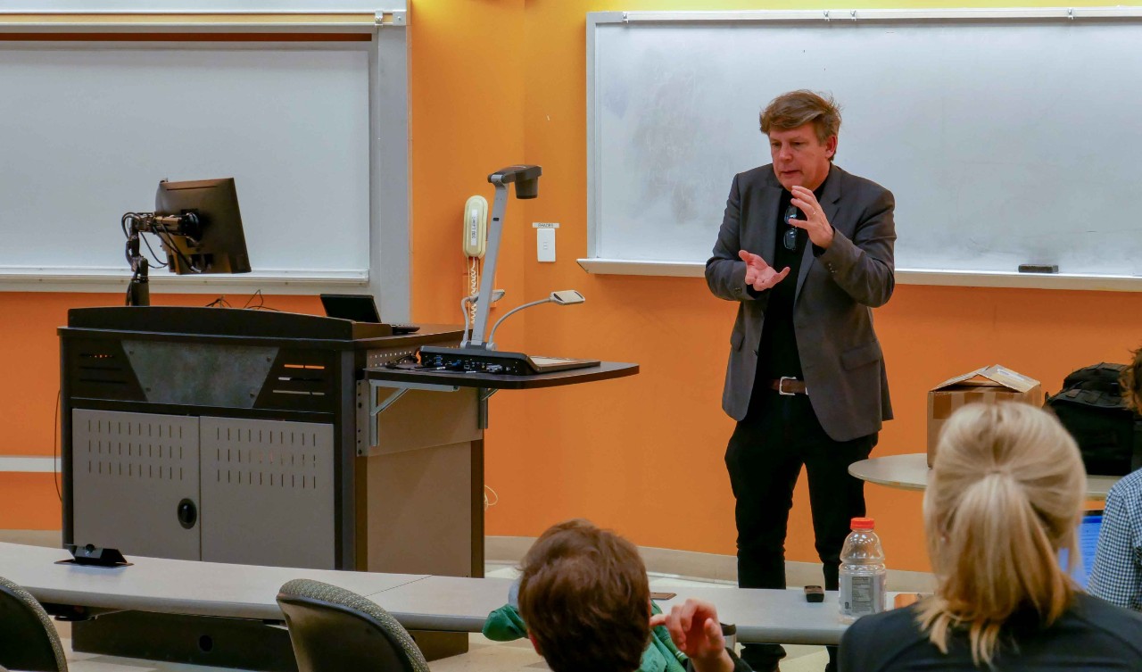 Pell talking to students at seminar