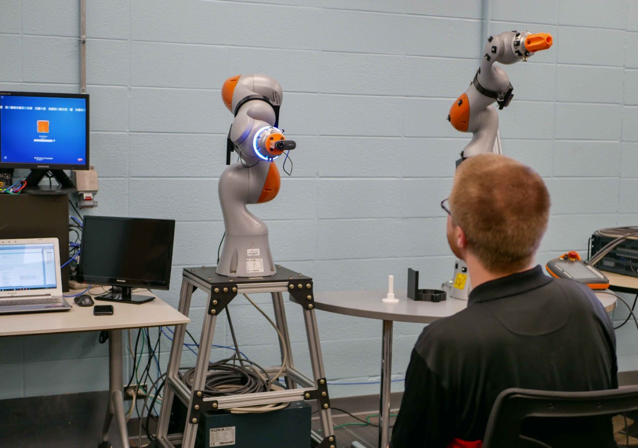 Huber controls robot