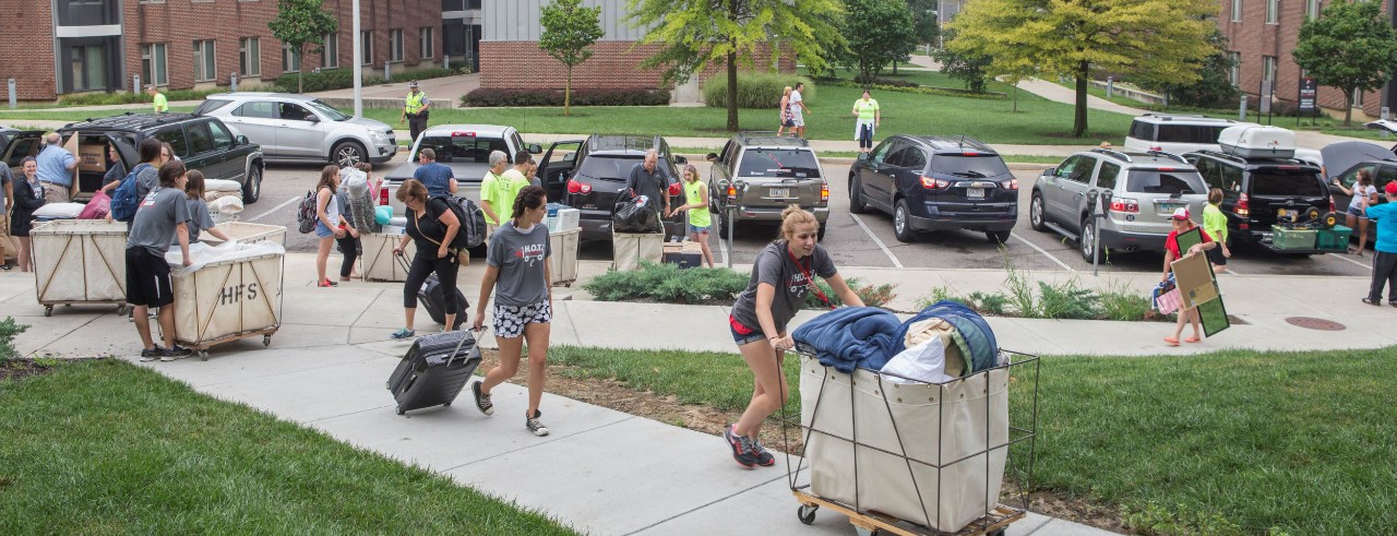 Faculty and staff “Helping Hands” assist students and families with move-in