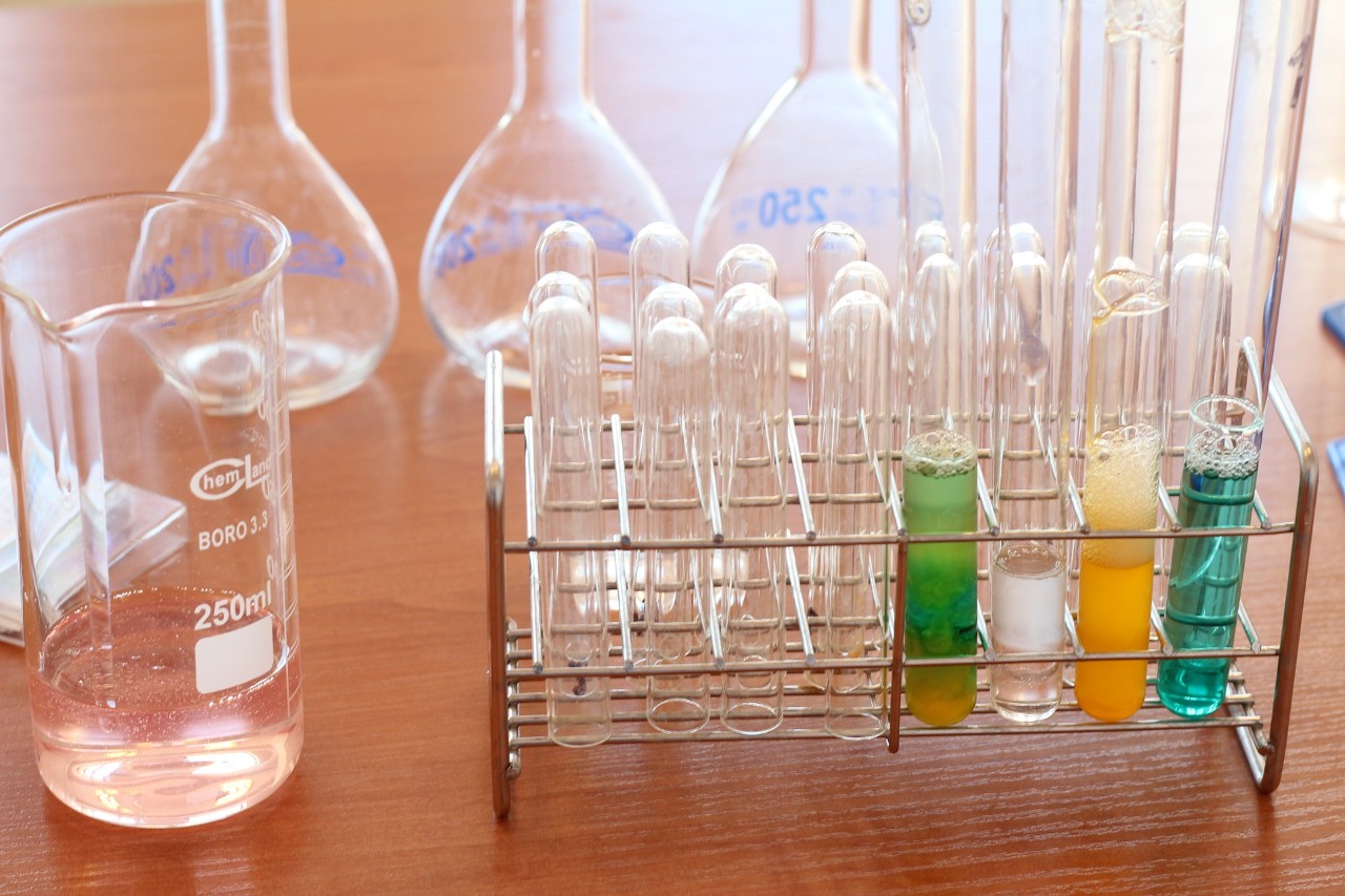 Laboratory implements being used in an experiment.