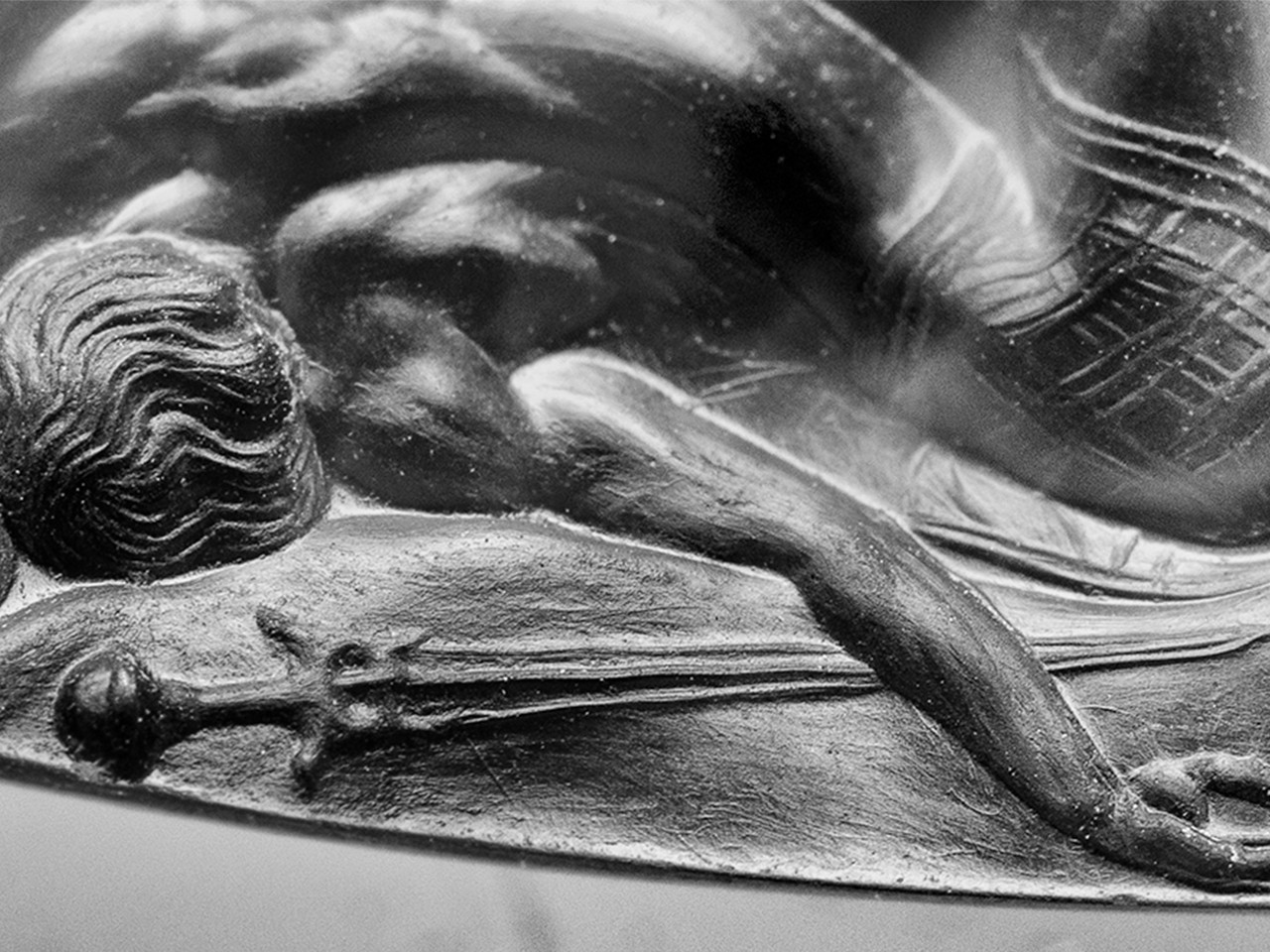 A close look at the artistry of a sealstone from the Griffin Warrior shows a slain soldier on the ground next to his sword.