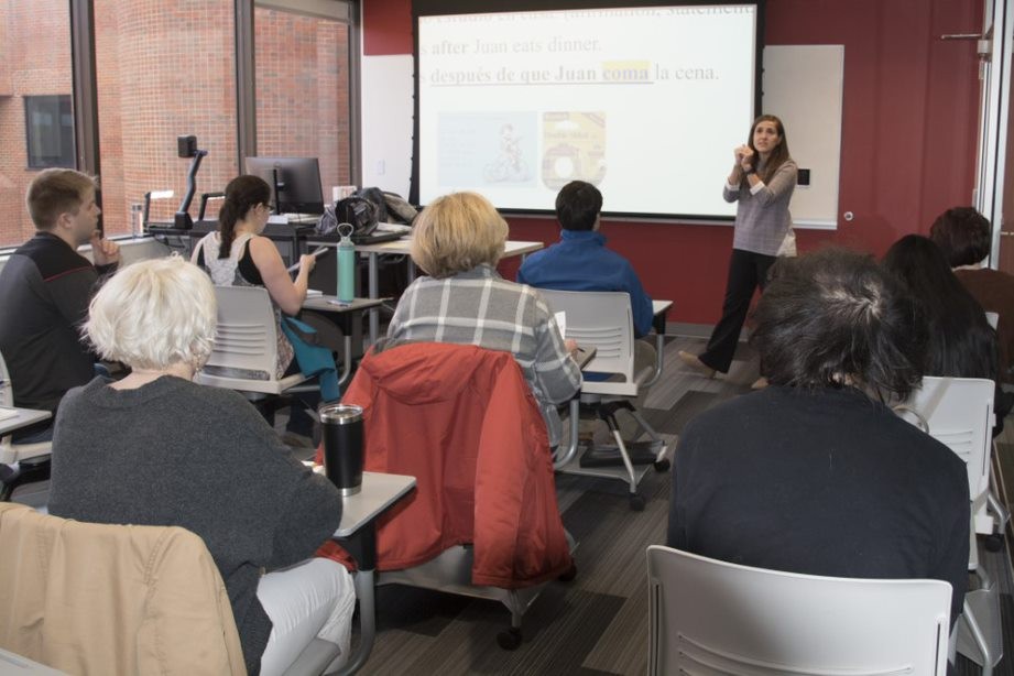 Maria Ortiz working with students