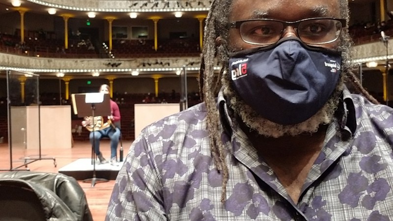 Awadagin Pratt wears a face mask as he rehearses on stage.