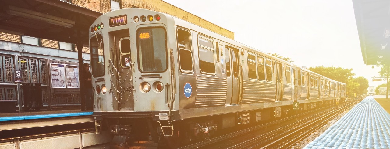train at a Chicago station