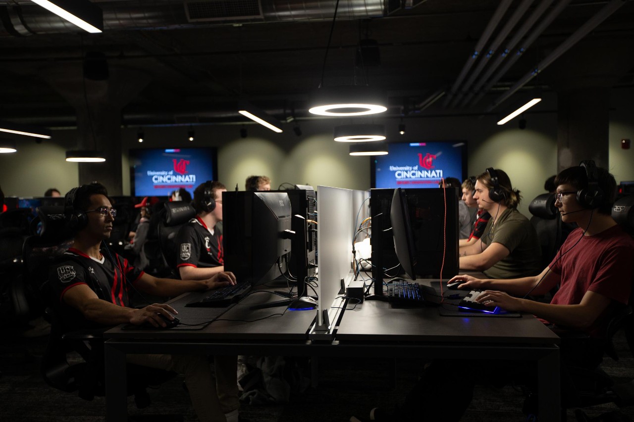 Students play esports.