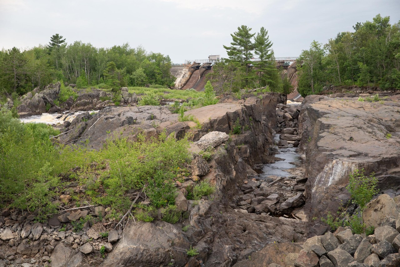 UC Geology faculty, students, and alumni tour the geology of the Duluth Complex, led by Dr. Dean Peterson, Chief Geologist for Big Rock Exploration.