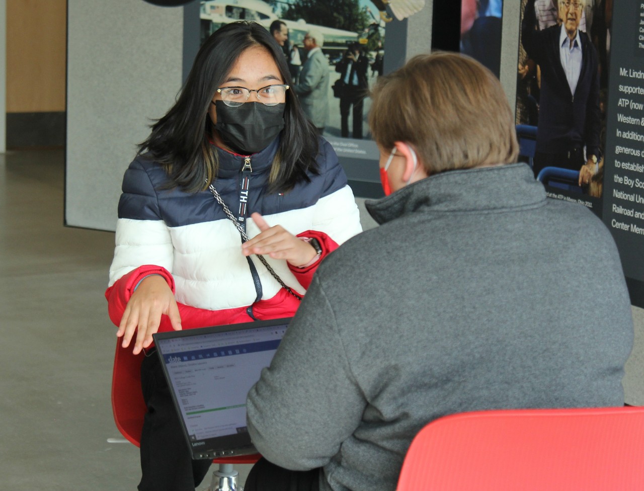 Withrow-student-meets-with-Baer