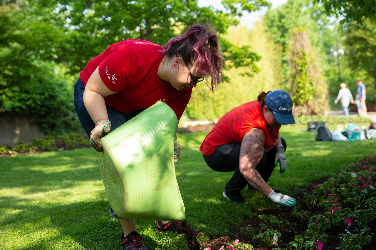 UC Serves brings together staff and faculty from across the University of Cincinnati to work on projects proposed by our local non-profit partners.