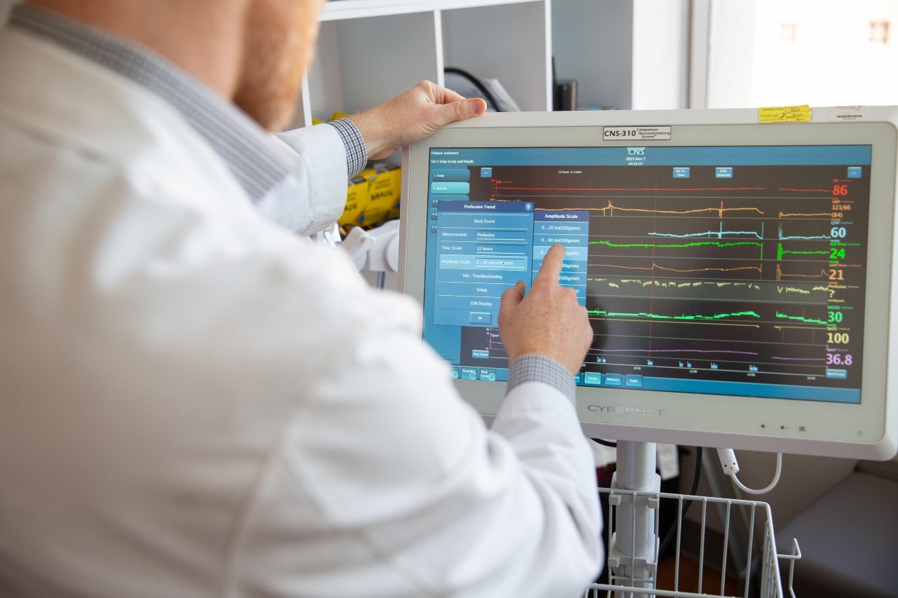 231107aNeuromonitoring003.CR2
Dr. Brandon Foreman is part of UC's team that is pioneering work in neuromonitoring. Like how most hospital rooms have monitors with blood pressure, heart rate, etc., neuromonitoring keeps track of things like pressure in the brain, glucose levels, oxygen levels, etc.