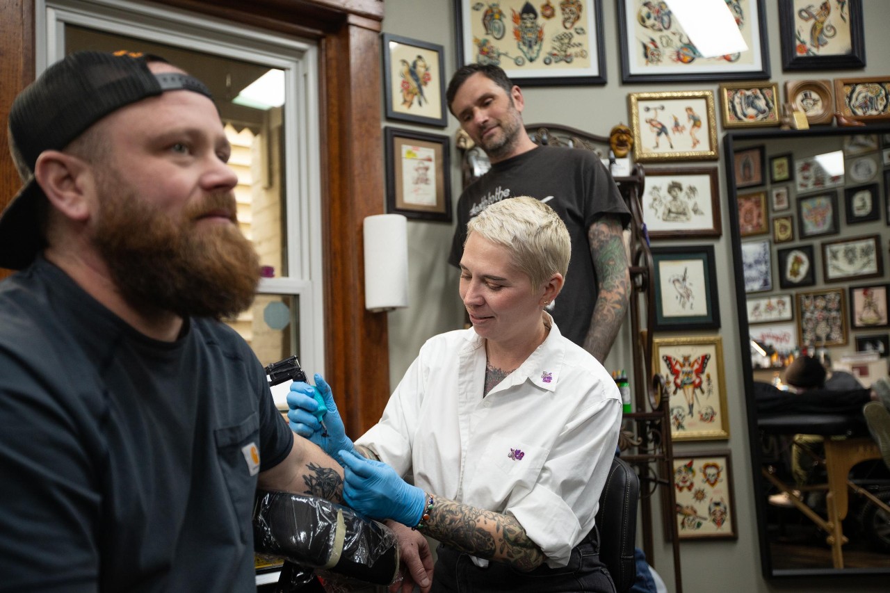 231204aTattoo031.CR2
DAAP alumni Dasha and Carter Gilliss apply what they learned as fine art students to an age old artistic practice at their tattoo parlour, Peregrine Tattoo.