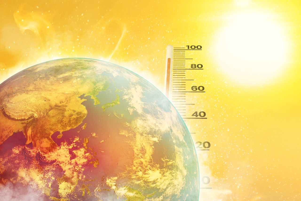 An image with the sun, the earth and a temperature gauge in the 90s on an orange background