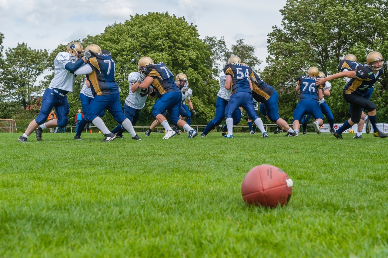 Football players on the field. Photo/Alexander Schimmeck via Unsplash