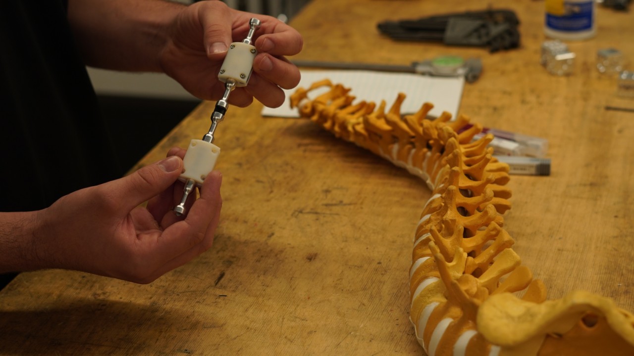 Matthew Karp holding Vertetrain device. 