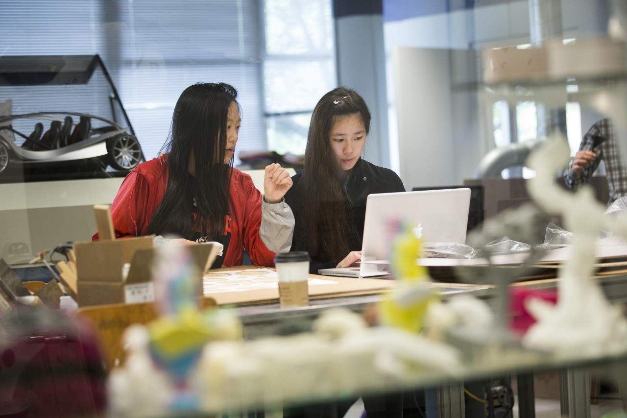 Ethnic, Collaboration, Learning, Experience-Based Learning
DAAP students working in rapid prototype center.