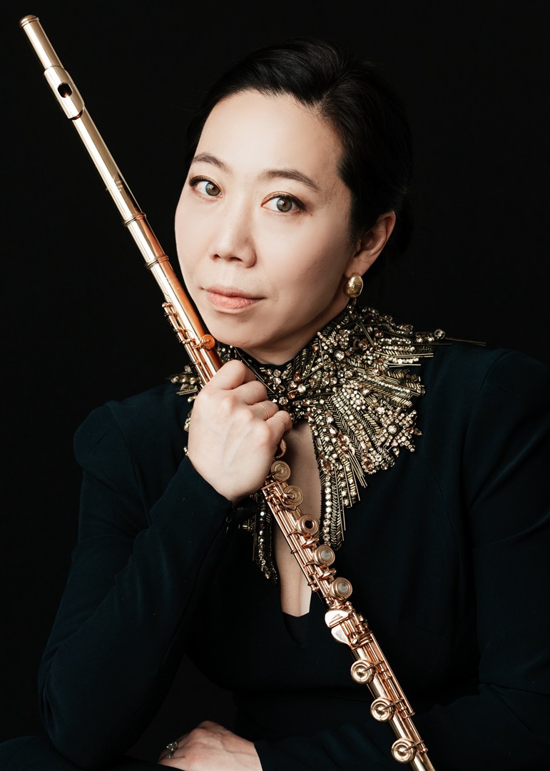 A portrait of Sooyun Kim with her flute. 