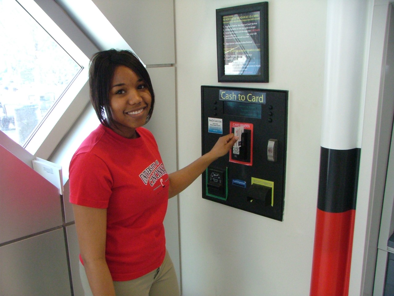 UC student demonstrating how to use your Bearcat Card for student discounts