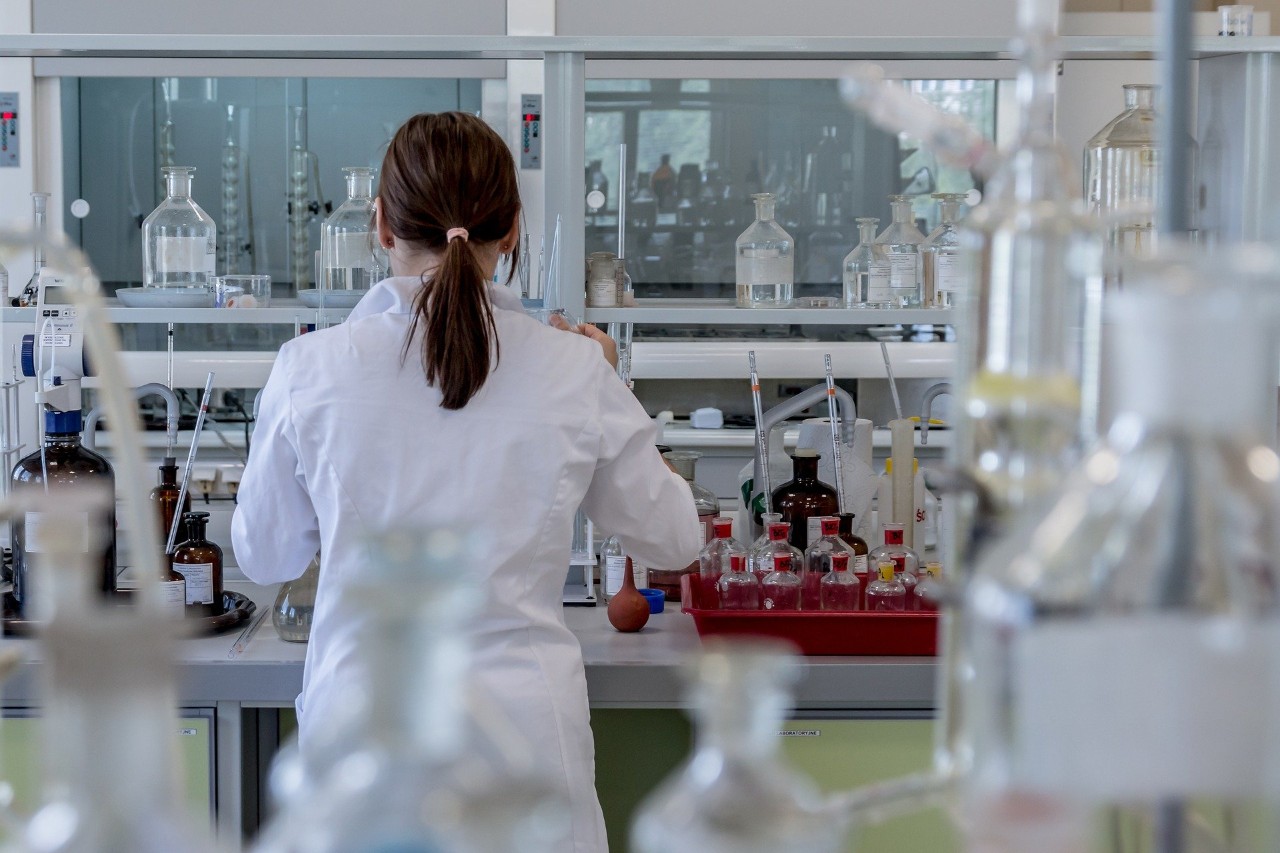Woman working in a laboratory.