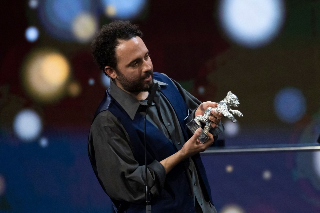 Dominican filmmaker Nelson Carlo de los Santos Arias holding his Silver Bear award