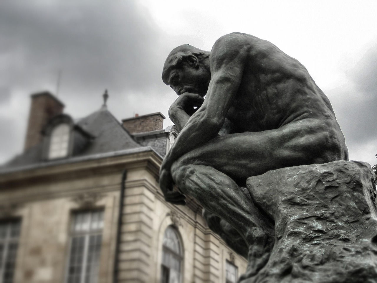 Statue of Rodin's The Thinker.