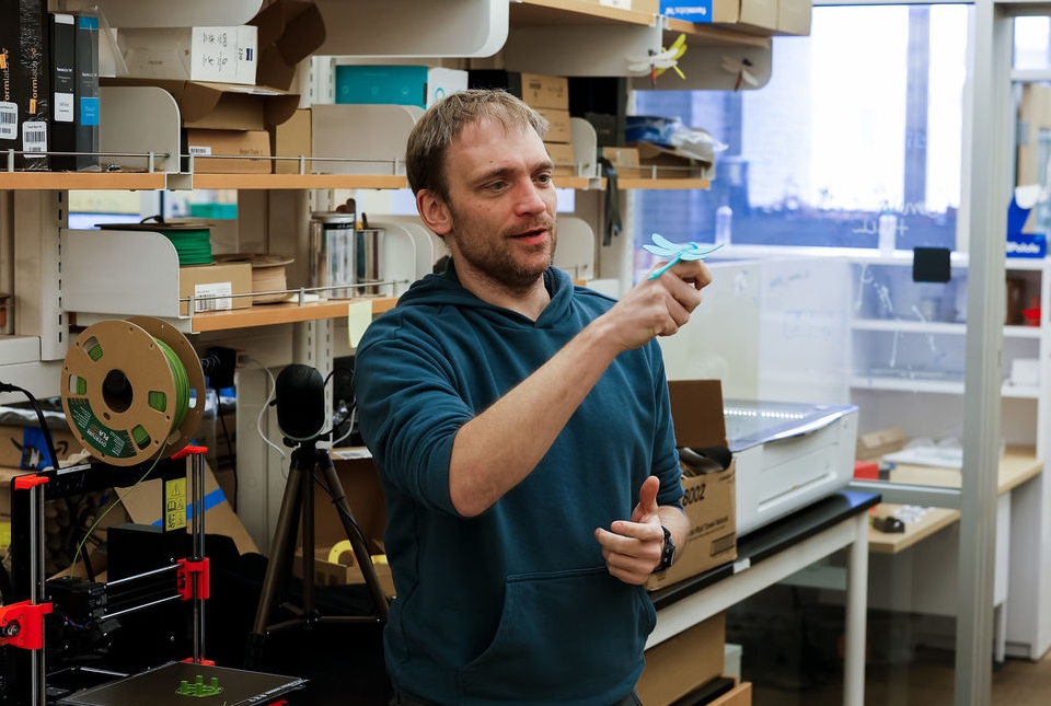 Dieter Vanderelst talks in a biology lab.