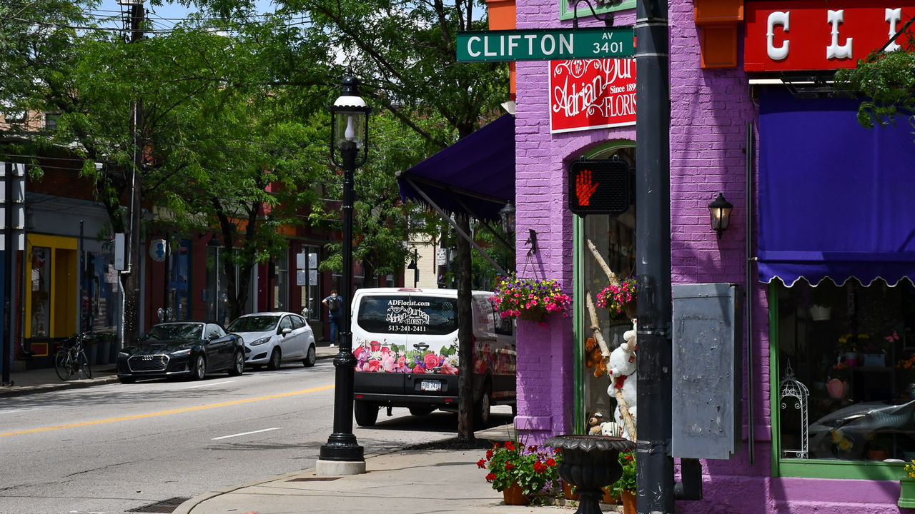 The Gaslight District in Clifton near Cincinnati, Ohio has natural gas lights.