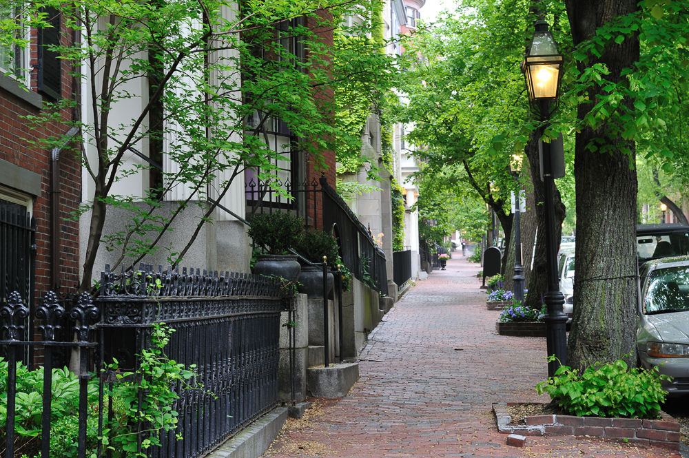 A cobblestone street in Beacon Hill in Boston features gaslights.