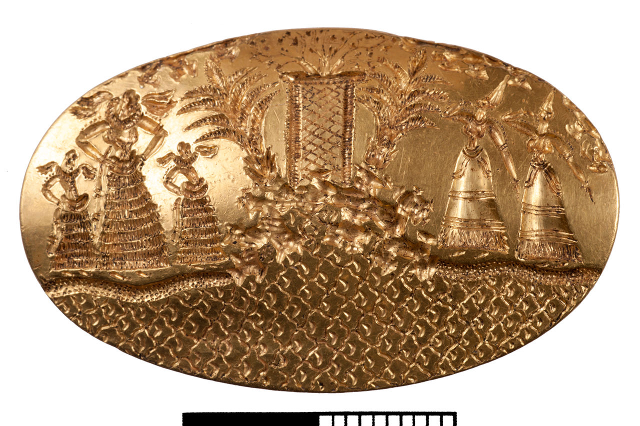 An engraved bezel gold ring depicts worshippers at an altar.