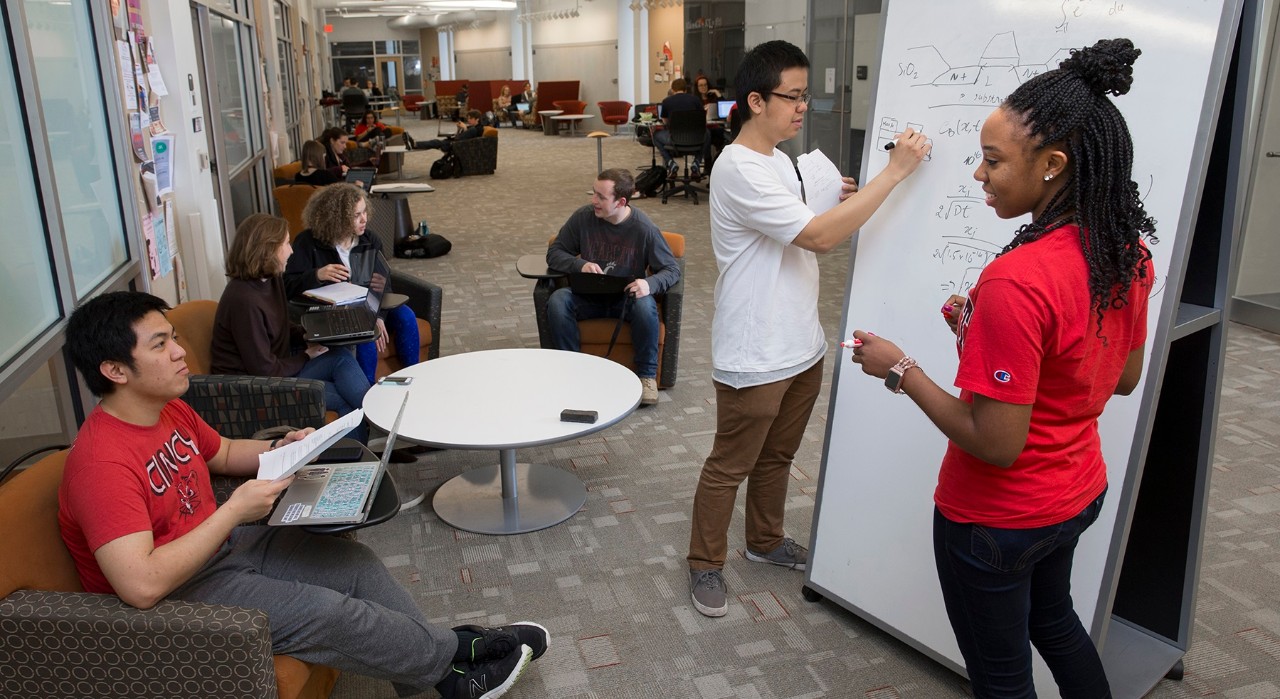 CEAS students working together in Alumni Learning Center