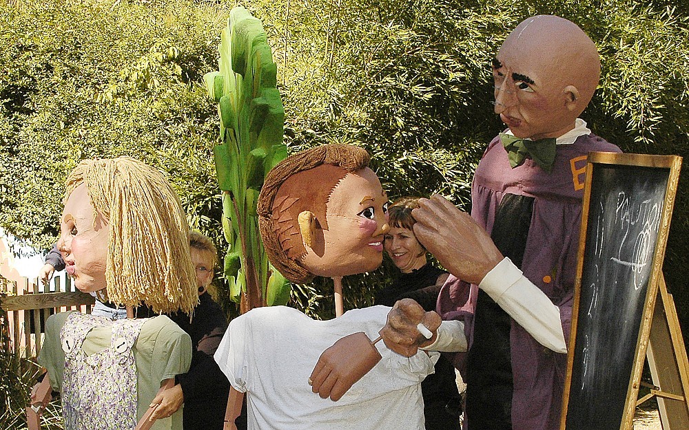 Environmental health researchers teach kids about pollution with larger-than-life puppets.