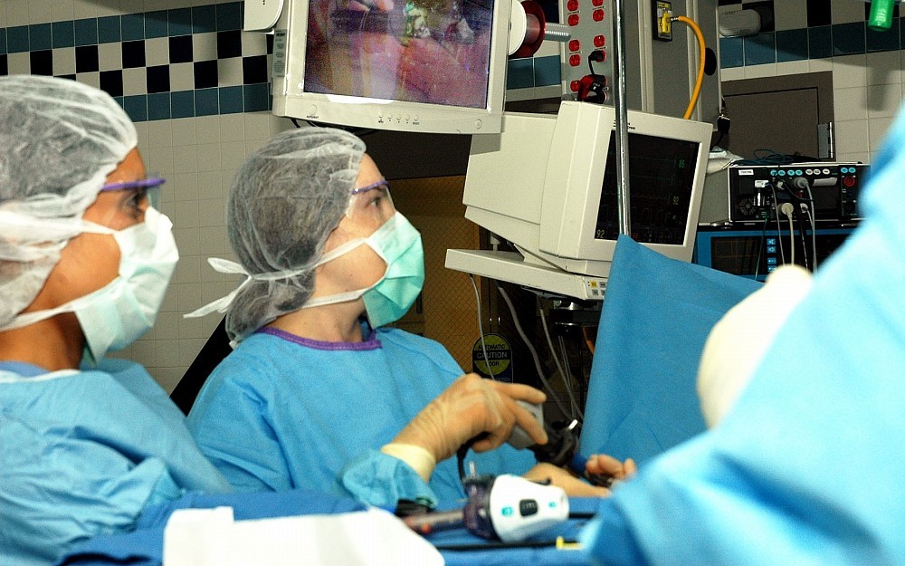 Sandra Starnes, MD, is a thoracic surgeon who specializes in mediastinal tumors and minimally invasive lung surgery. 