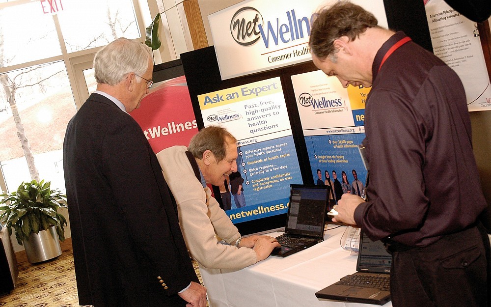 Attendees check out the features of NetWellness.org during UC's 2007 Cancer Education Day. The site annually attracts 15 million unique visitors. 