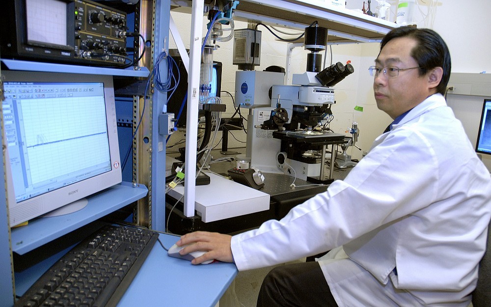 Jun-Ming Zhang, MD, is studying inflammation and how its effects on sensory neurons in the low back cause persistent chronic pain.