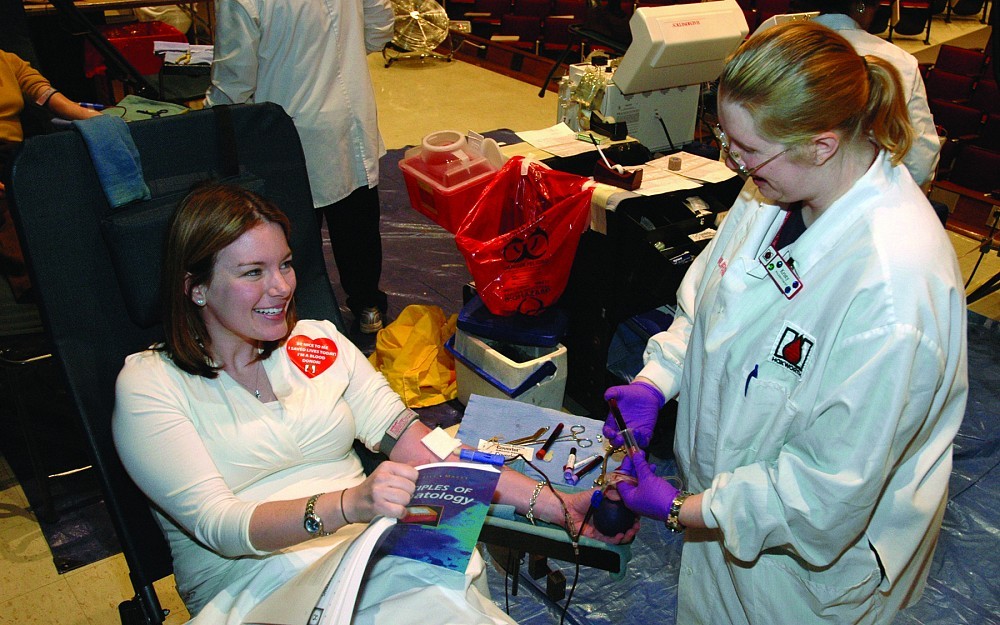 Medical student Jessie Turnbull (left) and phlebotomist Kristi Klein at a recent College of Medicine blood drive.