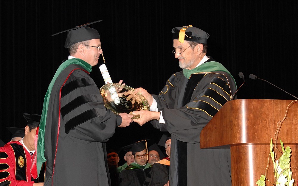 College of Medicine Dean Thomas Boat, MD, giving Class of 1988's Thomas Graham, MD, the John Shaw Billings, MD, Alumni Leadership award at Honors Day 2013.