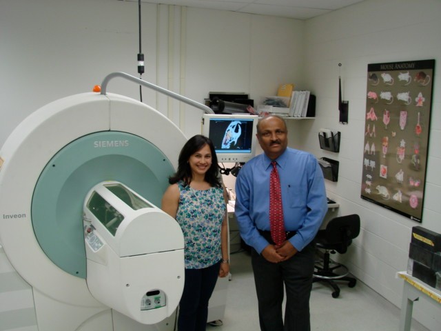 Pankaj Desai, PhD, (right) and Nimita Dave, PhD, at the Vontz Center for Molecular Studies Imaging Center 