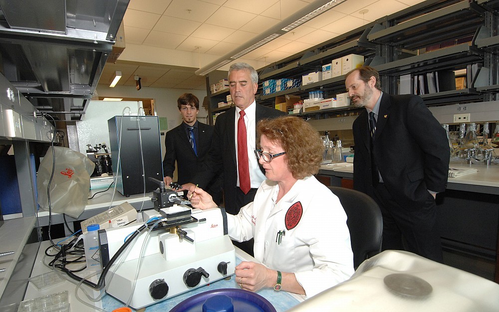 Congressman Brad Wenstrup (second from left) watches Kerstin Lundgren, PhD, at work during his visit to UC. At far left is neuroscience graduate student Ryan Makinson; at right is Kim Seroogy, PhD.