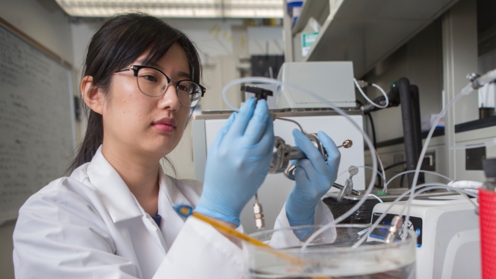 CEAS Photo shoot in the Chemical Engineering Membrane Technology Lab with UC students at ERC. UC/Joseph Fuqua II