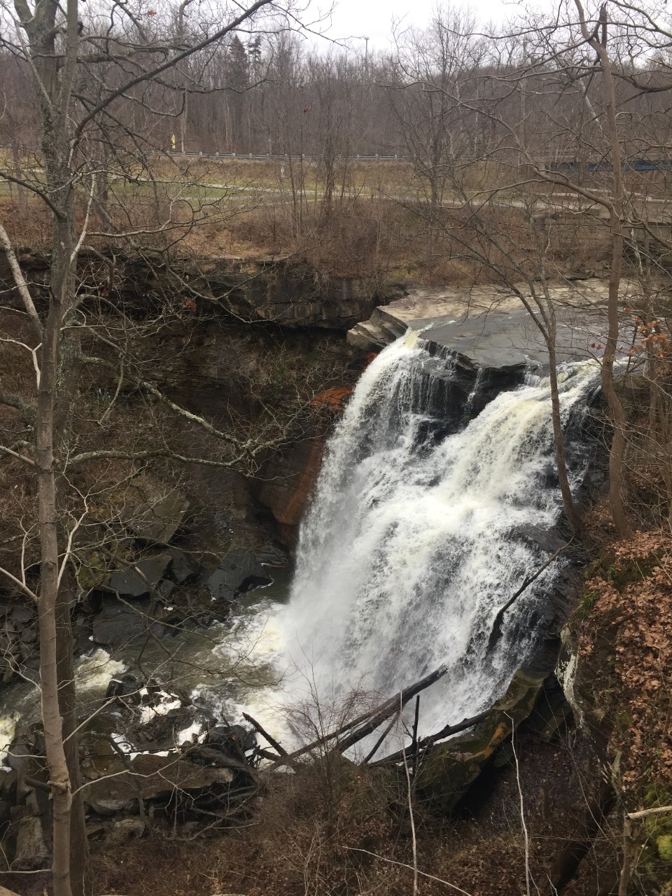 water flows over Brandywine Falls