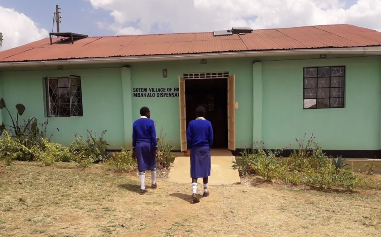 Villagers entering the Mbakalo dispensary 